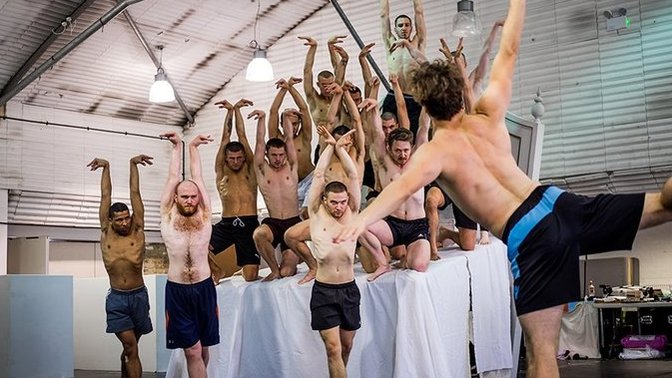 Do men's bodies look better hairy or hairless? Men what do you prefer to be?