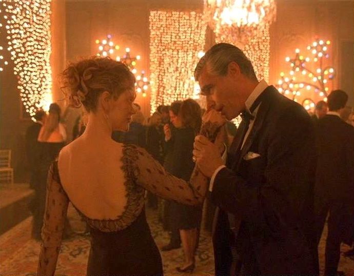 Is Eyes Wide Shut both the sexiest and most beautiful Christmas movie?