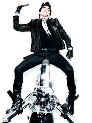 From the list of "Top Greatest Male Hollywood Physiques", whose wife is the strongest?