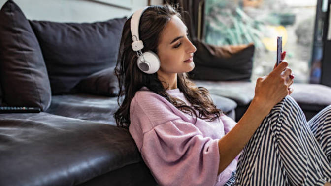 What kind of podcasts do you like? Can you mention the genres, please? What do you like in your fav. podcasts?