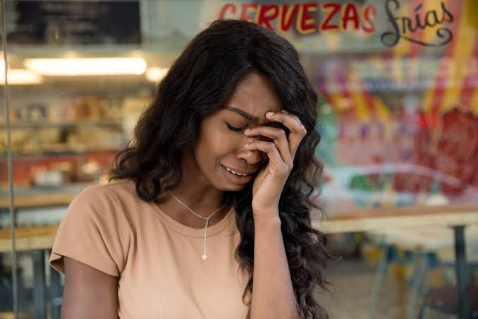 What do men think when a woman cries in front of them?