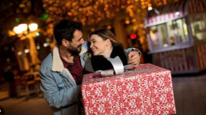 What should I gift my girlfriend on new years eve?