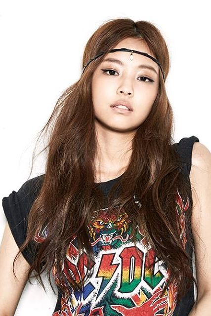 Korean women tend to look like this; 165-170 cm, tanned skin, and a more "Western" appearance. (Jennie of BlackPink)