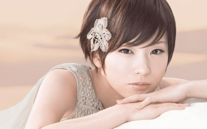 Japanese women tend to look like this; 153-157 cm, pale skin, and a more "East Asian" aesthetic. (Ringo Sheena)