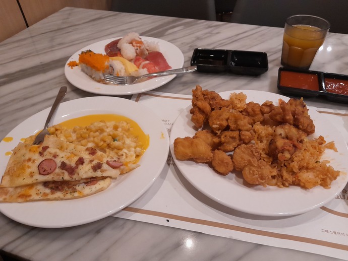 Pizza & corn-cheese And various sushi.