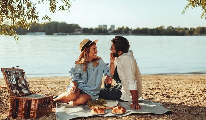 What are the best food and drinks to pack for a romantic picnic?