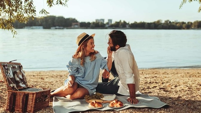 What are the best food and drinks to pack for a romantic picnic?