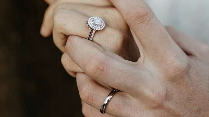 Does wearing a wedding band really deter men?