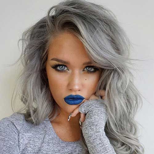 I am currently dating a woman who has silver hair. Should women dye their hair or keep it natural?