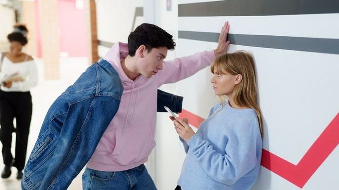 With how many girls do guys flirt at the same time?