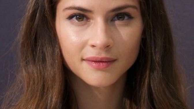 What would you rate this Spanish actress out of 10 in prettiness?