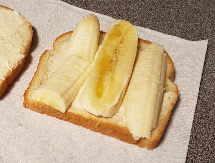 What is the correct way to make a banana sandwich?
