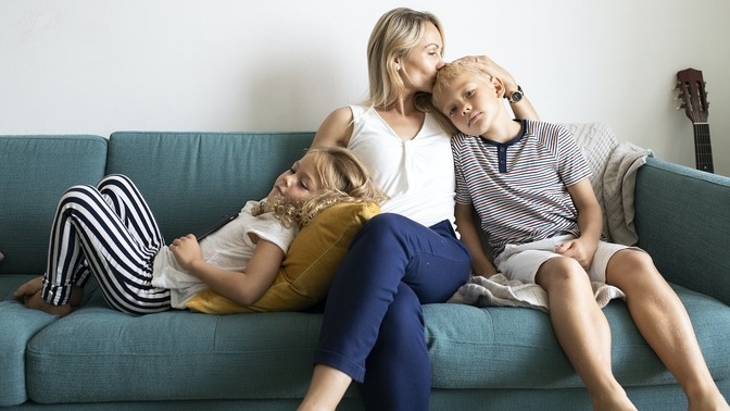 What benefit does a man without kids get with dating a single mother?
