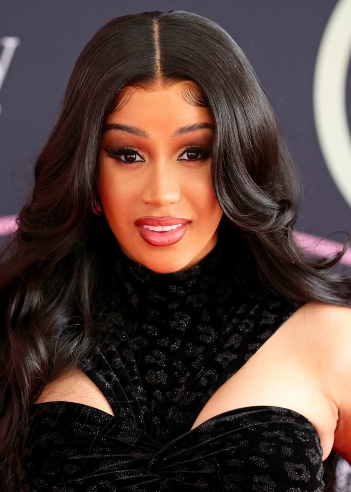 Who cuter Cardi B or Hennesey?