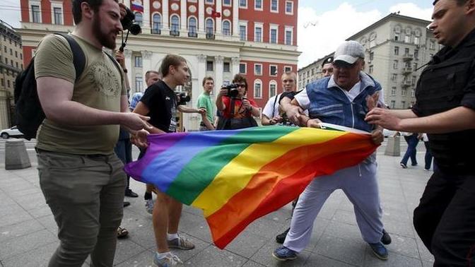 Why are straight men so threatened by the LGBT community🏳️‍🌈🤔?