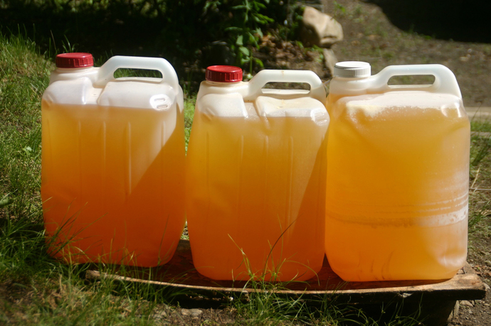 How do you describe this urine bottle?