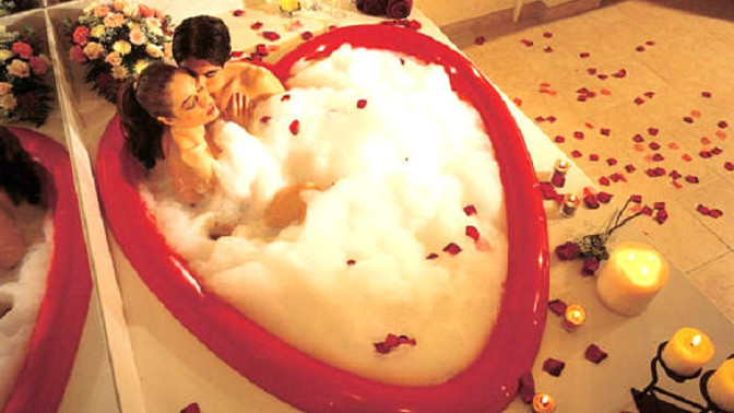 Couples! Would like to bathe with your spouse in a heart-shaped bathtub?
