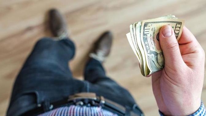 How do you know if someone is greedy with money?