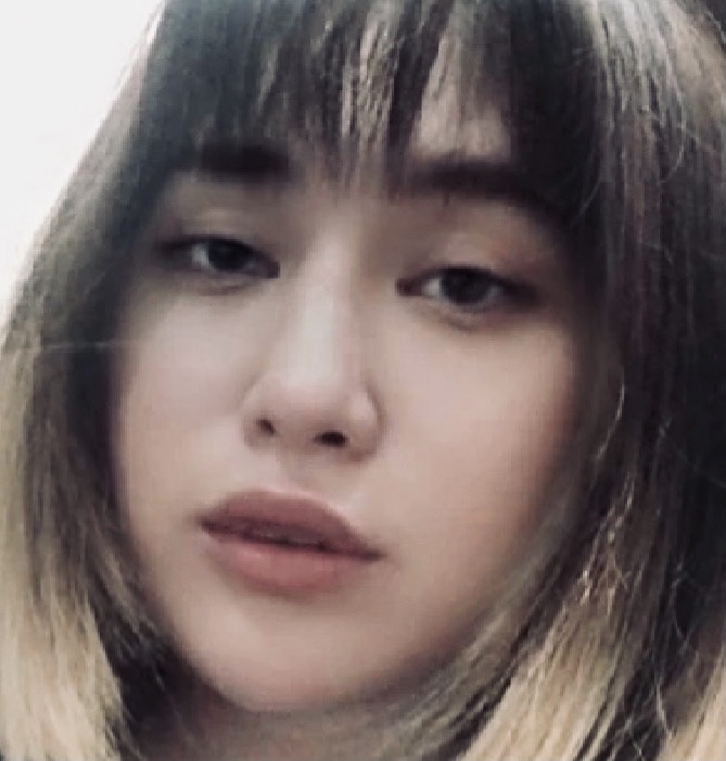Does this girl resemble her mom a little bit?