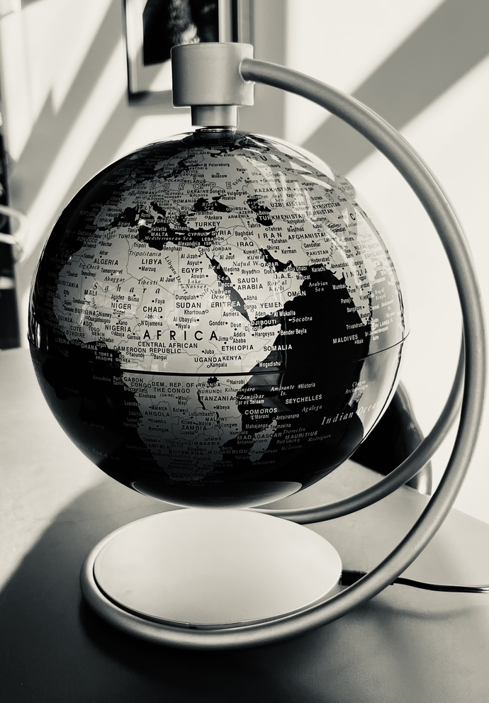 Does anyone here have a” stellanova levitating globe” where the magnets are in tact but the light does not go on when you plug it in?