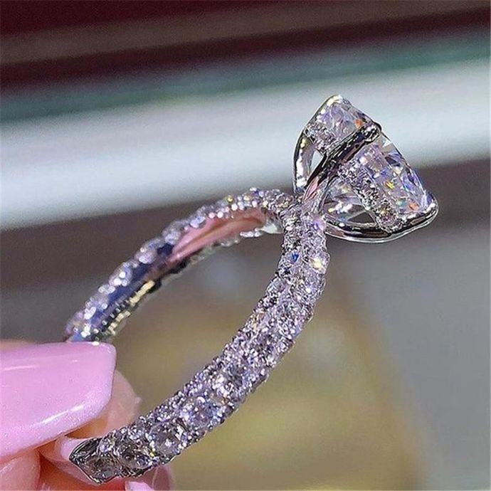 Girls, would you like to be proposed or be married with a ring like this? What is your opinion?