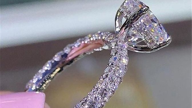 Girls, would you like to be proposed or be married with a ring like this? What is your opinion?