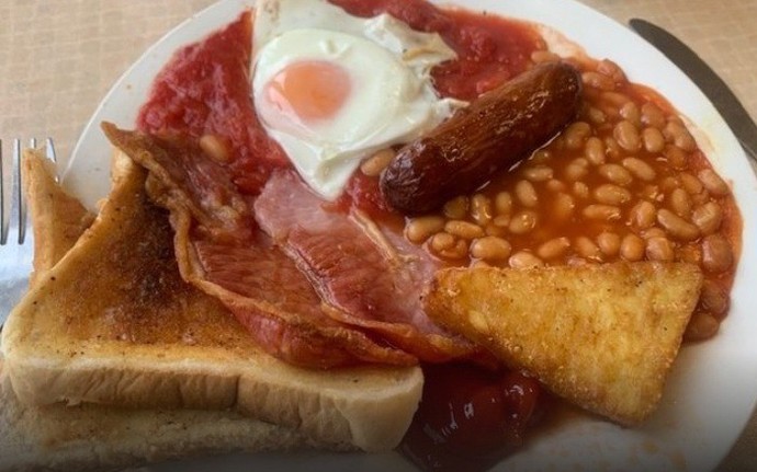 Is it ok for food on a breakfast plate to overlap?