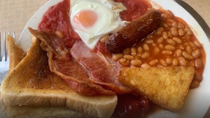 Is it ok for food on a breakfast plate to overlap?