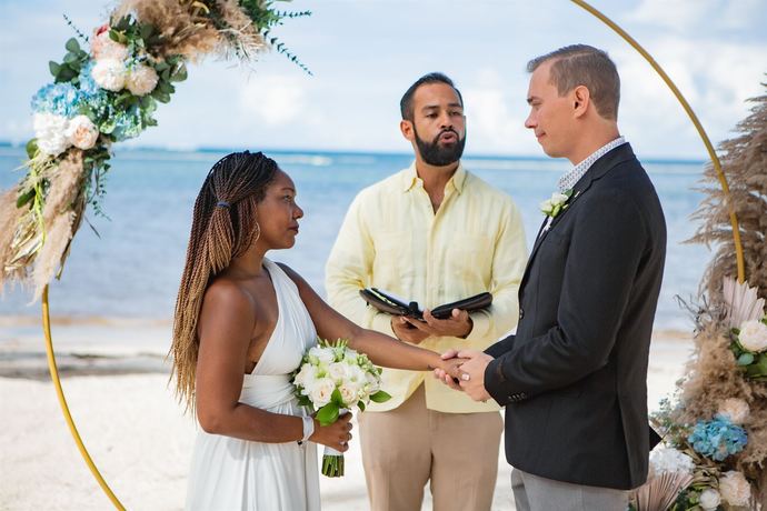 Which do you prefer small wedding vs. big wedding vs. intimate/elopement? Why or why not?