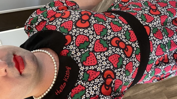How does this Hello Kitty outfit look? 🎀?