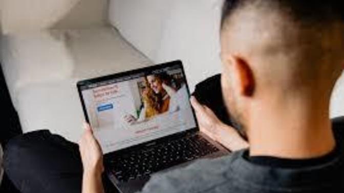 Signs a guy doesn’t want you to talk to you online?