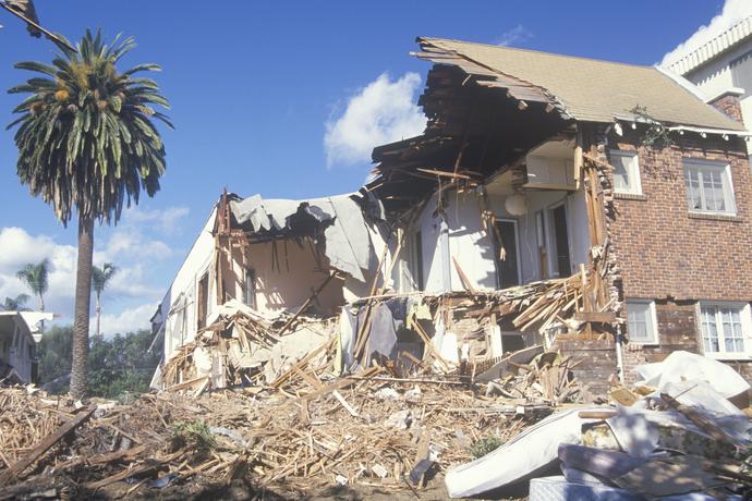 Earthquake emergency kit! What's in your earthquake/disaster kit?