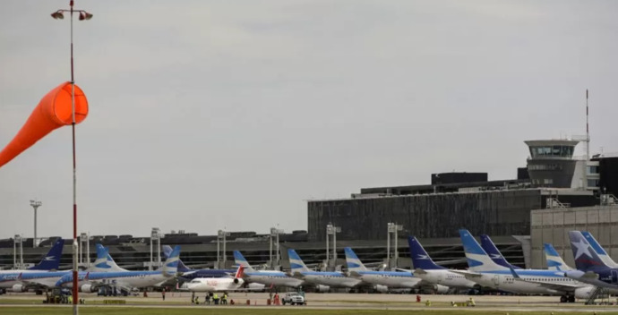 Why are many pregnant Russian women traveling to Argentina?