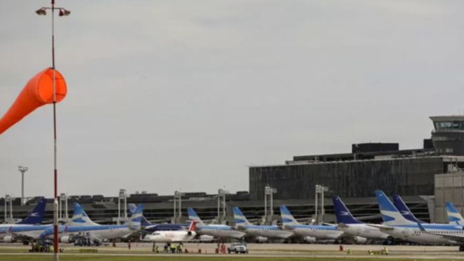Why are many pregnant Russian women traveling to Argentina?