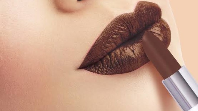 How many girls here never go outside without 💄 lipstick? Do you feel boy's are also attracted to your beautiful lips 💋 with attractive 💄 lipstick?