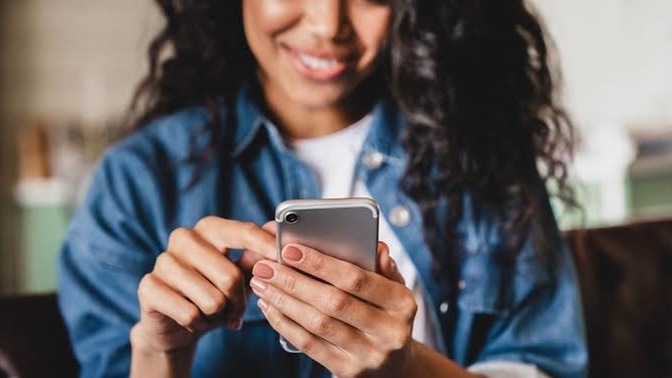 Is it a positive sign if a guy texts you everyday and keeps the conversation going?