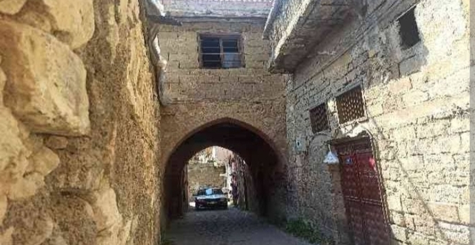 What do you think about houses with a road underneath?