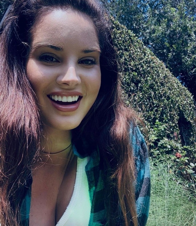 Whats your opinion Lana Del Ray physically (rate her looks) or as a music artist?