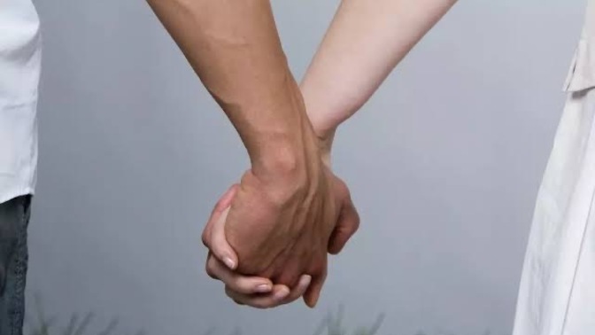 Guys, how do you feel when you hold hands with your girlfriend? 👫 Do you take holding hands as flirting?