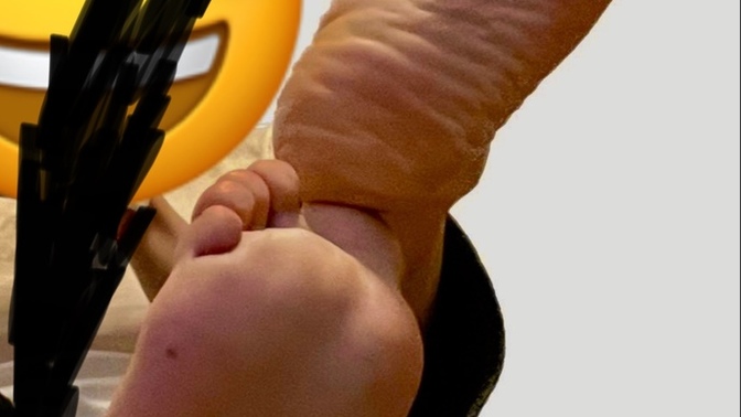 Girlfriend is secretly taking pictures of my feet. is this a red flag?