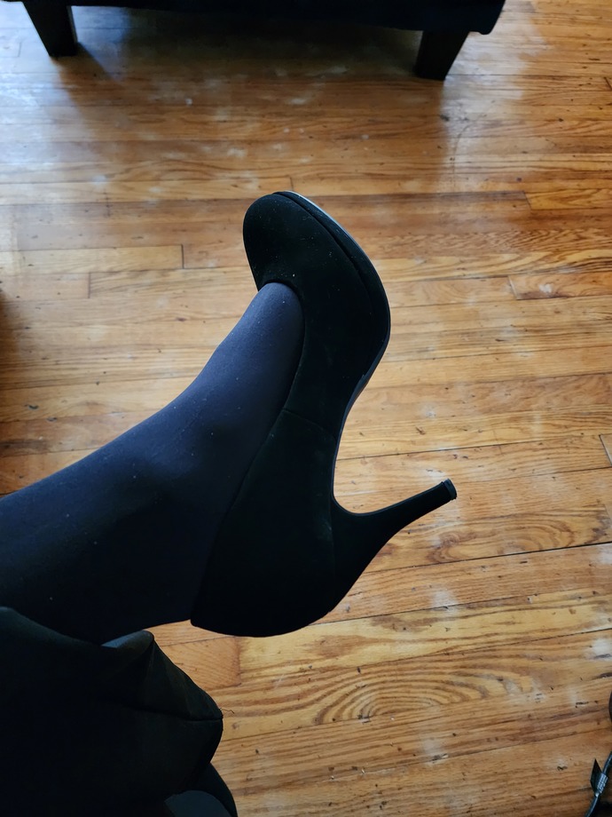 Which type of shoes would work well with this Aritzia dress?