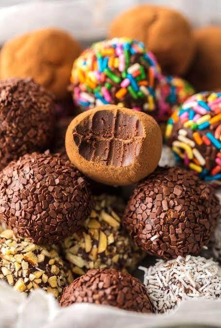 Milk chocolate / Dark chocolate truffles