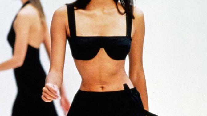 What goes in boys mind if he sees a woman with small waist as this?