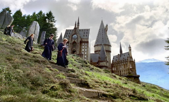 Explore hogwarts/surrounding area and adventures with friends