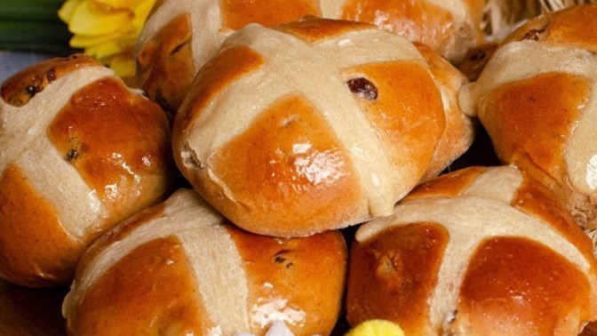 Is it ok to eat a cold hot cross bun?