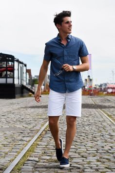 What type of clothes do you like to see your date wear on a first casual date?