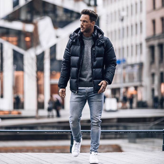 What type of clothes do you like to see your date wear on a first casual date?