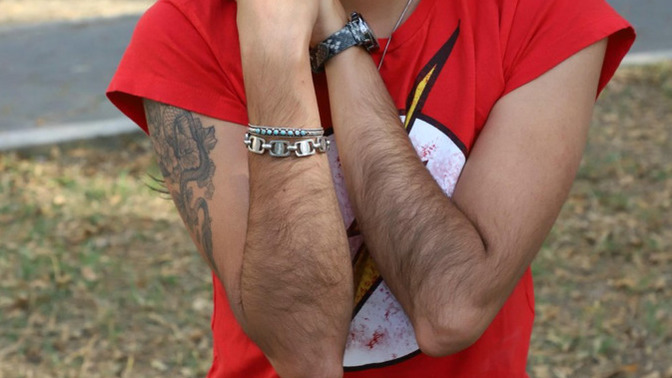 Natural hairy arms on a girl?