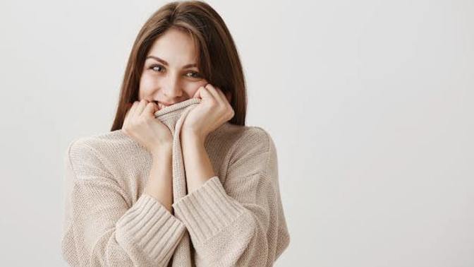What are the hidden signs a girl is shy or nervous?