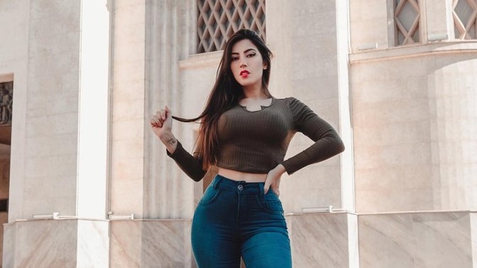Judging from her dating profile photos, would you date her? Or does she show red flags?